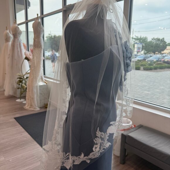 Floral Lace Fingertip Veil main image 6